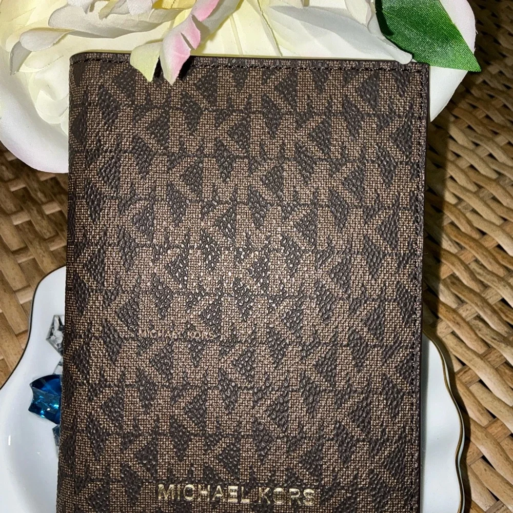 Michael Kors Signature Folding Card Case - Picture 2 of 14